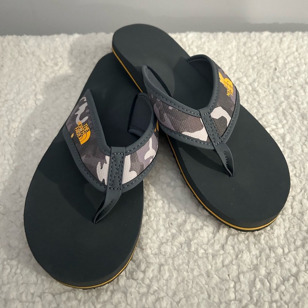 NWOT The North Face Kids Sz 3 Gray Camo Base Camp Flip Flop Sandal Summer Beach